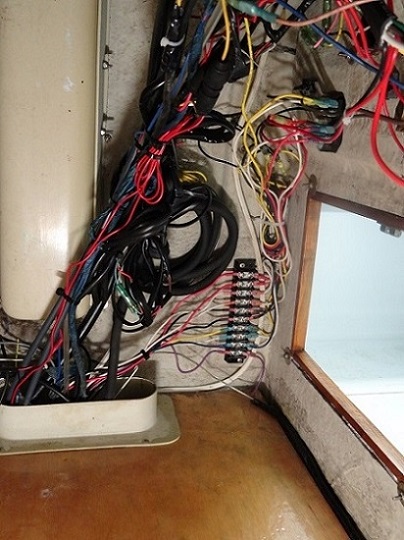 WhalerCentral - Boston Whaler Boat Information and Photos ... light switch wiring diagram boat 